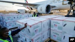 រូបឯកសារ៖ វ៉ាក់សាំង​បង្ការ​ជំងឺ​កូវី១៩ Moderna ជាច្រើន​ប្រអប់​ដែល​ត្រូវបាន​បរិច្ចាគ​ដោយ​រដ្ឋាភិបាល​សហរដ្ឋ​អាមេរិក​តាម​រយៈកម្មវិធី​ COVAX បាន​ទៅដល់​អាកាស​យានដ្ឋាន​ក្នុង​ទីក្រុង​ណៃរ៉ូប៊ី ប្រទេស​កេនយ៉ា។