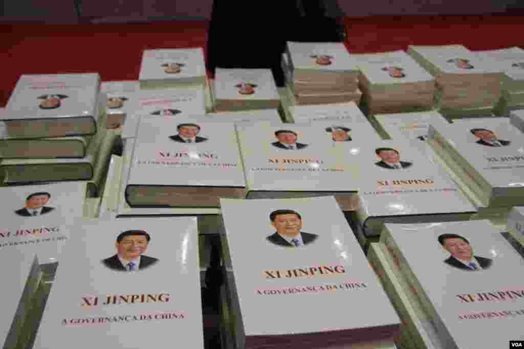 2014 APEC 新闻中心现场赠阅书籍，封面印有习近平 (美国之音东方拍摄)