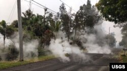 Asap mengepul dari 9 celah di jalan Moku, di kawasan sub-divisi Leilani Estate, Hawaii, 7 Mei 2018. Para ilmuwan HVO di lokasi melaporkan mendengar suara gemuruh di daerah tersebut.