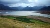 Waduk Sempor di Kebumen, Jawa Tengah mengering akibat kemarau, tanah berumput itu normalnya terendam air. (Foto:VOA/Nurhadi)
