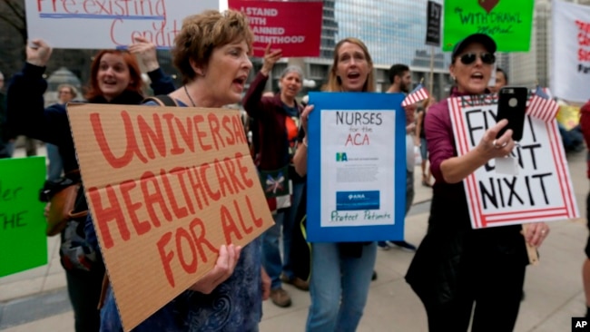 Los manifestantes se reúnen a través del río Chicago desde Trump Tower para protestar contra la derogación de la Ley de Cuidado de Salud a Bajo Precio el viernes 24 de marzo de 2017 en Chicago.