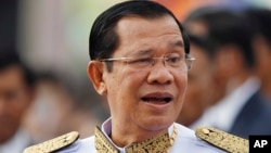 PM Kamboja Hun Sen pada perayaan Hari Kemerdekaan di Phnom Penh (9/11). MA Kamboja hari Kamis membubarkan Partai Penyelamatan Nasional Kamboja, CNRP yang makin memperkuat kekuasaan Hun Sen. 