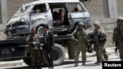 아프가니스탄과 해외 보안군이 17일 자살 차량 폭탄 테러 현장을 경계하고 있다.