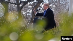 Tổng thống Donald Trump tuyên bố tình trạng khẩn cấp quốc gia tại biên giới Mỹ-Mexico trong khi phát biểu về an ninh biên giới tại Vườn Hồng của Nhà Trắng, ngày 15 tháng 2, 2019.