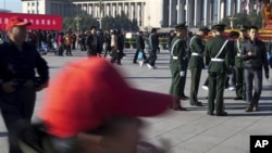 Pasukan keamanan Tiongkok melakukan pengamanan ketat pada saat berlangsungnya rapat tertutup Partai Komunis di Beijing (1/11).