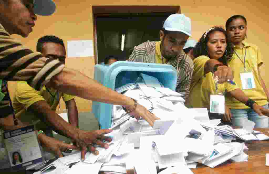 Petugas KPU setempat membuka kotak suara di Dili (17/2) (REUTERS/Lirio Da Fonseca).