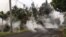 Asap mengepul dari sela-sela tanah dan aspal Jalan Moku di kawasan Leilani, Kepulauan Hawaii disertai suara gemuruh, yang menunjukkan bahwa gunung berapi Kilauea yang baru saja meletus masih dalam kondisi berbahaya.