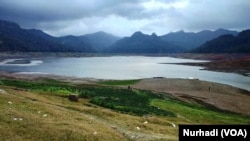 Waduk Sempor di Kebumen, Jawa Tengah mengering akibat kemarau, tanah berumput itu normalnya terendam air. (Foto:VOA/Nurhadi)