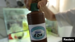 Una botella de dióxido de cloro preparada por una farmacia de Cochabamba, Bolivia.