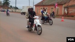 Motoqueiros em Angola (Foto de Arquivo)