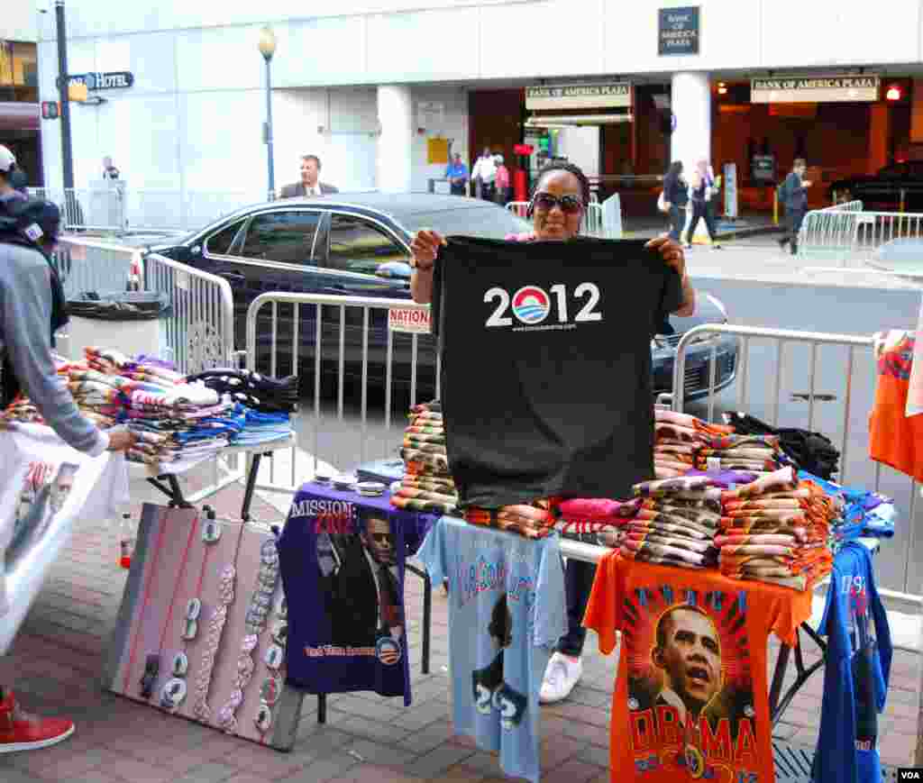 Penjual kaos dan suvenir lain di luar tempat konvensi (5/9). (J. Featherly/VOA) 