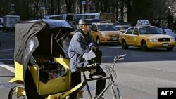 Pogođeni ekonomskom krizom, neki stanovnici Njujorka i Vašingtona počeli da prevoze turiste rikšama