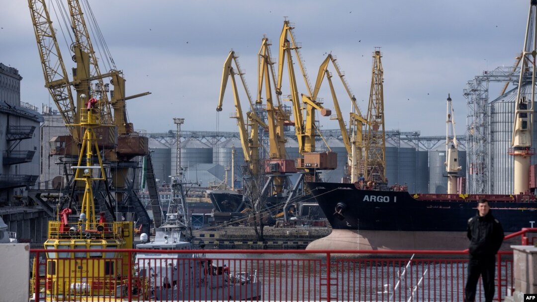 Погрузка зерна у причалов зернового терминала Одесского порта. Украина. 10 апреля 2023 года. 