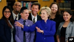 Hillary Clinton posa con "dreamers" en la escuela secundaria Rancho High School el martes.