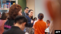 นายกรัฐมนตรีแพทองธาร ชินวัตร ขณะพูดคุยกับครูโรงเรียนวัดเขาพระยาสังฆาราม 1 ตุลาคม 2567 (AFP)