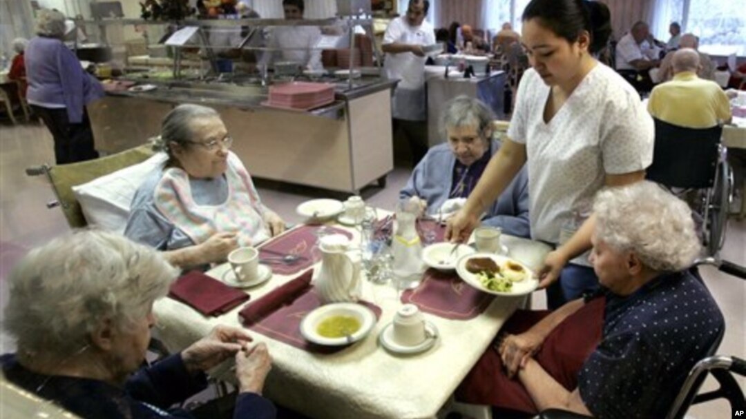 Beberapa lansia di sebuah panti jompo di Chicago, AS (foto: dok). Warga AS mungkin punya usia harapan hidup lebih lama, namun kemungkinan dengan menderita penyakit kronis, seperti diabetes dan depresi. 