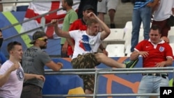 지난 11일 프랑스가 ‘유로 2016’이 개막을 앞둔 가운데, 마르세유경기장 안팎에서는 영국과 러시아 축구팬들 사이에 폭력 사태가 발생했다. (자료사진)