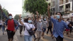 Pengunjuk rasa anti-kudeta memberikan hormat tiga jari selama protes flash mob di Yangon, Myanmar, pada 3 Juni 2021. (Foto: Reuters/Stringer)