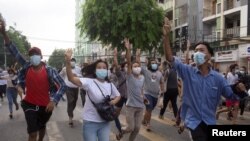 Pengunjuk rasa anti-kudeta memberikan hormat tiga jari selama protes flash mob di Yangon, Myanmar 3 Juni 2021. (Foto: Reuters)