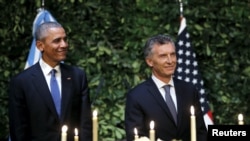 美国总统奥巴马（左）与阿根廷总统马克里前往出席在布宜诺斯艾利斯的基什内尔文化中心举行的国宴。（2016年3月23日）