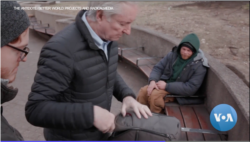 Dr. James O’ Connell, pendiri Layanan Kesehatan Boston bagi Tuna Wisma dalam cuplikan film dokumenter "The Antidote". (Foto: screenshot/VOA/The Antidote / Better World Projects and RadicalMedia)