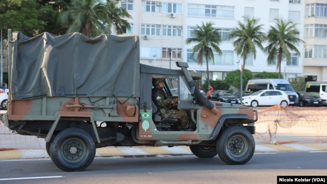 Río de Janeiro reforzó su seguridad con unos 26.000 agentes de la policía y el ejército. Patrullas y hombres fuertemente armados se pueden ver en la popular playa de Copacabana.