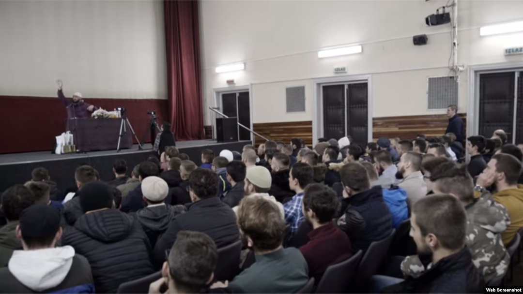 Elvedin Pezić drži predavanje mladima. Izvor: Filme@Consorten, screenshot