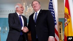 El secretario de Estado de EE.UU., Mike Pompeo, (der.) saluda al ministro de asuntos exteriores de España, Josep Borrell en el Departamento de Estado, el lunes 1 de abril de 2019.