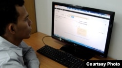 A Cambodian student uses Google's new Khmer online translation service between Khmer and French. Google Translate released Khmer as its 66th language on its online translation service around Cambodian new year, 2013. (Courtesy of Divon Lan)