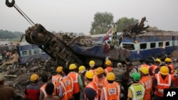 在印度東部，一列14節車廂火車星期天清晨出軌，造成至少104人喪生，100多人受傷。