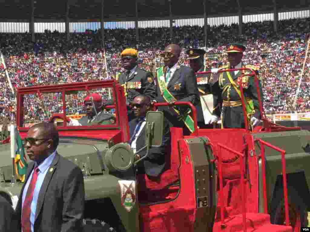 Shugaba Robert Mugabe a cikin mota a lokacin da yake halartar bikin cika shekaru 37 da samun 'yancin kan kasar Zimbabwe