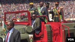 UMongameli Robert Mugabe sowabusa ele Zimbabwe okweminyaka engamatshumi amathathu lasikhombisa - 37.