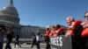 Manifestantes protestan frente al Capitolio en Washington, DC, contra el recorte al programa de refugiados de Estados Unidos en 15 de octubre de 2019.