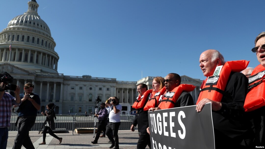 Manifestantes protestan frente al Capitolio en Washington, DC, contra el recorte al programa de refugiados de Estados Unidos en 15 de octubre de 2019.