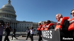 Manifestantes protestan frente al Capitolio en Washington, DC, contra el recorte al programa de refugiados de Estados Unidos en 15 de octubre de 2019.