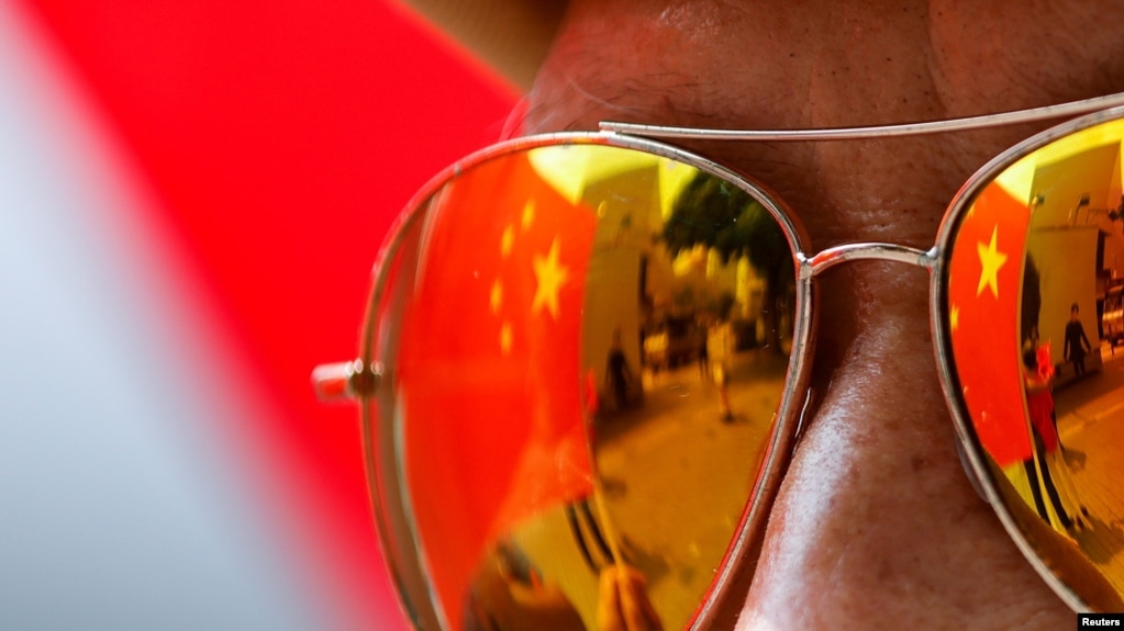 2021年10月1日，秦共港人太阳镜映出中华人民共和国旗帜。（Reuters-路透社图片）(photo:VOA)