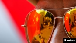 2021年10月1日，秦共港人太阳镜映出中华人民共和国旗帜。（Reuters-路透社图片）