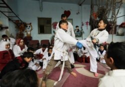 Para pemuda berlatih karate di sebuah sekolah seni bela diri di desa al-Jeineh, Suriah 11 April 2021. (REUTERS / Khalil Ashawi)