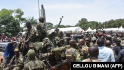 Les Forces spéciales guinéennes arrivent au Palais du Peuple à Conakry le 6 septembre 2021, avant une rencontre avec les ministres de l'ex-président guinéen, Alpha Condé.