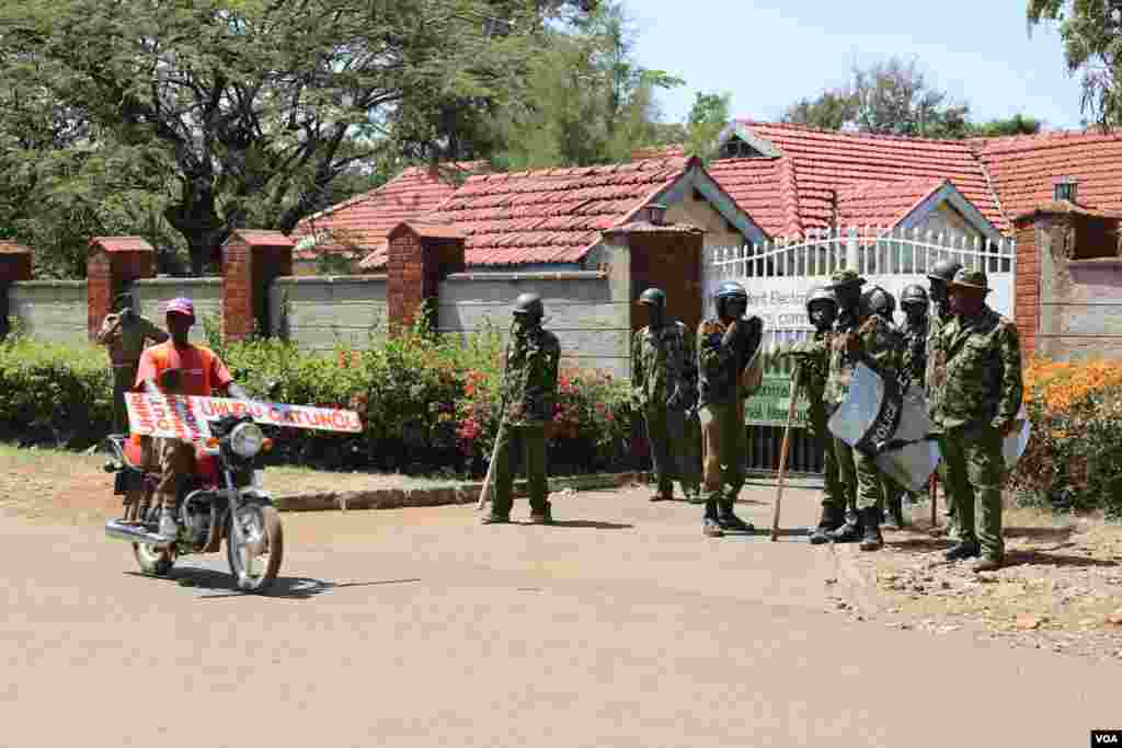 Police guard electoral commission office in Kisumu, Kenya during protests on October 6, 2017, ahead of the upcoming re-run presidential election. (VOA/J. Craig)