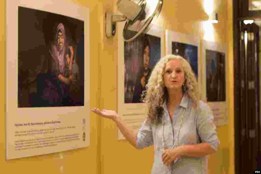 American journalist Karen Emmons talks about the process of gathering photos and doing interviews with the abused women featured in the project, at the opening of the exhibit &ldquo;No one should work this way&rdquo; at the Foreign Correspondents Club of Phnom Penh on May 7, 2015. (Photo: Nov Povleakhena/VOA Khmer)