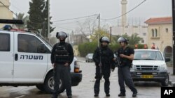 Cảnh sát Israel đứng gác ở làng Arara, phía bắc Israel.