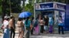 ရန်ကုန်ရှိ KBZ ATM ငွေထုတ်စက် တခုမှာ ငွေထုတ်ဖို့ တန်းစီနေကြသူများ။ (ဧပြီ ၀၇၊ ၂၀၂၁)