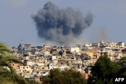 Gambar yang diambil dari kota Tyre di selatan Lebanon ini menunjukkan kepulan asap menyusul serangan udara Israel di desa Tayrdebba, 16 Oktober 2024. (Kawnat HAJU / AFP)