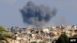 Un panache de fumée apparait à la suite d'une frappe aérienne israélienne sur le village de Tayrdebba, au sud du Liban, le 16 octobre 2024. 