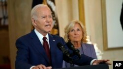 El presidente de Estados Unidos, Joe Biden, acompañado por la primera dama Jill Biden, habla con motivo del primer aniversario del tiroteo en la escuela de Uvalde, Texas, en un discurso desde la Casa Blanca en Washington, el 24 de mayo de 2023.