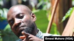 Le journaliste Hassan Murhabazi de la radio SVEIN de Bukavu (VOA/Ernest Muhero)