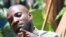 Le journaliste Hassan Murhabazi de la radio SVEIN de Bukavu (VOA/Ernest Muhero)
