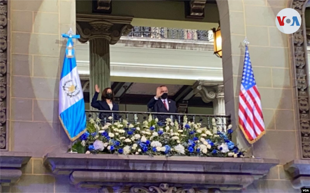 La vicepresidenta de Estados Unidos, Kamala Harris, y el presidente de Guatemala, Alejandro Giammattei. Foto: Celia Mendoza, VOA.