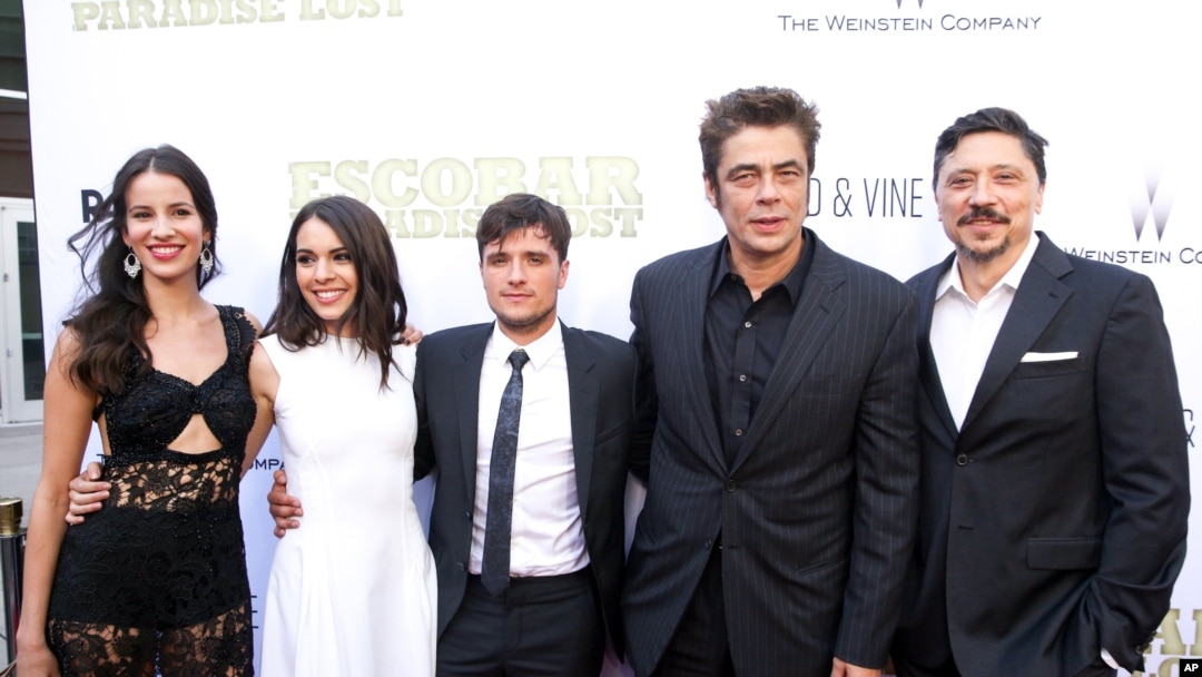 Pemeran Film Escobar: Paradise Lost dari kiri ke kanan: Laura Lodono, Claudia Traisac, Josh Hutcherson, Benicio Del Toro dan Carlos Bardem pada pemutaran perdana film "Escobar: Paradise Lost" di Arclight Hollywood, Los Angeles, 22 Juni 2015. (Foto: Rich Fury/Invision/AP)